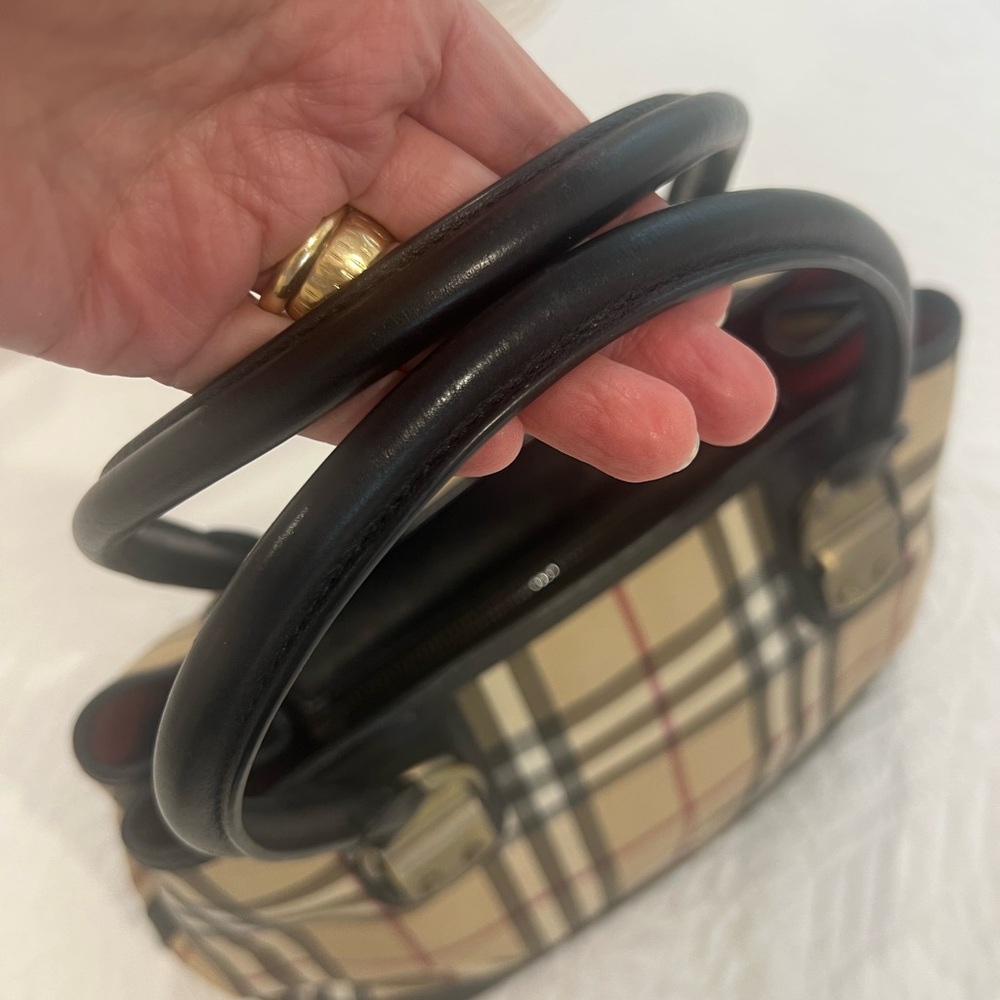 💄 Burberry Beige Check Canvas Tote with Black Leather Trim and Gold Hardware - Picture 3 of 14